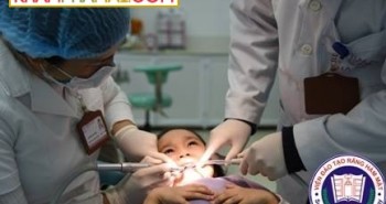Cảnh báo: Không nên tự nhổ răng sữa cho bé