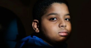 Cậu bé 11 tuổi bị điếc lần đầu tiên nghe được nhờ đột phá liệu pháp gene