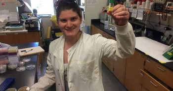 Nữ sinh tìm ra loại vi khuẩn ăn nhựa