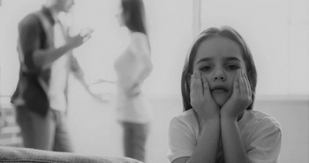 Một đứa trẻ thiếu thốn tình cảm, sự quan tâm của cha mẹ dễ trở nên như thế nào?