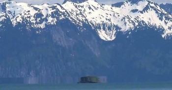 Ảo ảnh quang học biến hòn đảo ở Alaska thành "đĩa bay" lơ lửng trên mặt nước