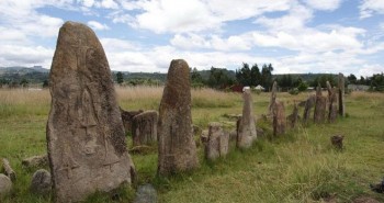 Bãi đá cổ huyền bí ở Châu Phi khiến các nhà khảo cổ học "đau đầu" vì không giải mã nổi