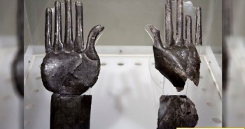 Ngôi mộ 2.600 năm chứa bàn tay bạc kỳ lạ
