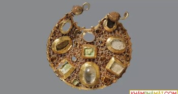 Bất ngờ phát hiện kho báu bằng vàng chứa bông tai gắn đá quý tuyệt đẹp