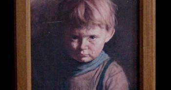 Vì sao bức tranh mang tên "Cậu bé khóc" khiến tất cả mọi vật bị thiêu rụi, trừ chính nó?