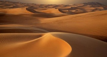 Có gì bên dưới lớp cát sa mạc?