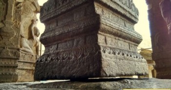 Cây cột thách thức trọng lực trong đền thờ Ấn Độ