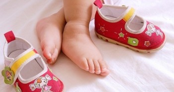 Để chân con phát triển tốt, bố mẹ lưu ý thời điểm cho bé đi giày hợp lý nhất.