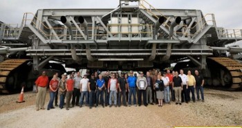 Cỗ xe chở tên lửa của NASA lập kỷ lục thế giới