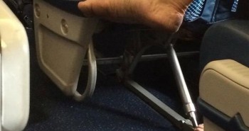 Lý do bạn không nên cởi giày khi ngồi trên máy bay