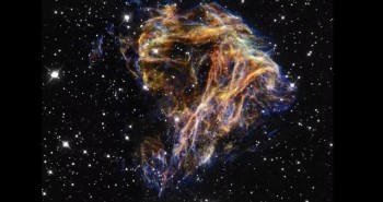 NASA công bố bức ảnh đầu năm mới: "Pháo hoa" rực sáng giữa vật thể đang lao vào dải Ngân Hà