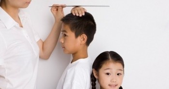 4 kiểu lười của bố mẹ khiến con mãi thấp lùn, 99% cha mẹ Việt mắc phải
