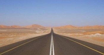 Đoạn đường chạy thẳng gần 240km không có một khúc cua xuyên sa mạc rộng lớn ở Saudi Arabia