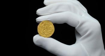 Đồng xu bằng vàng gần 700 năm tuổi được bán đấu giá tới 185.000 USD