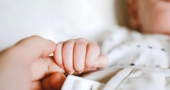 Em bé đầu tiên tại Anh có DNA từ 3 cha mẹ