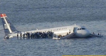 Hai động cơ bốc cháy giữa trời, máy bay đáp xuống sông như "phép màu", cứu sống 155 mạng người