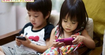 Trẻ em được phép tiếp xúc máy tính, điện thoại bao lâu là đủ?