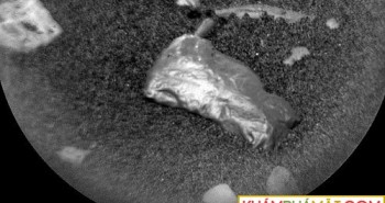 Robot NASA điều tra khối đá lạ sáng bóng trên sao Hỏa