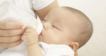 Không dung nạp lactose gây tiêu chảy ở trẻ sơ sinh
