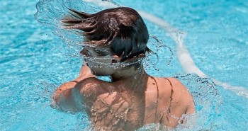 Lắc đầu đẩy nước ra khỏi tai có thể gây tổn thương não của trẻ
