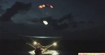 Tàu SpaceX căng lưới hứng gọn mảnh vỏ tên lửa rơi xuống biển