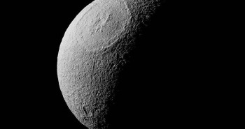 Miệng núi lửa rộng 450km trên mặt trăng sao Thổ