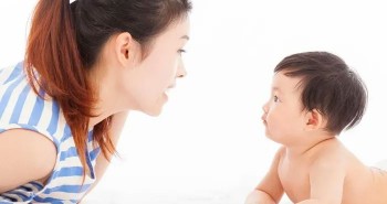 Việc gần gũi giữa mẹ và trẻ sơ sinh kích thích sự đồng bộ não