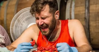 Người đàn ông Canada phá kỷ lục về tốc độ ăn loại ớt cay nhất thế giới