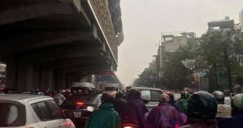 Mưa lạnh đầu tuần, đường Hà Nội 'tắc cứng' mọi ngả, dân văn phòng đội mưa 'vật vã' chờ taxi