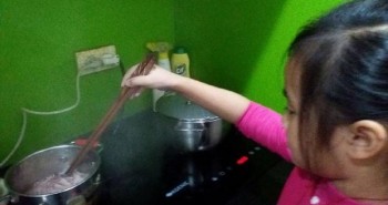 Nguyên tắc cơ bản mẹ cần dạy con trước khi cho trẻ vào bếp học nấu ăn