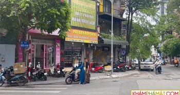 Kỳ lạ con phố ô tô, xe máy bỗng không mở được khóa thông minh, nhiều người phải hì hục đẩy xe ở Hà Nội