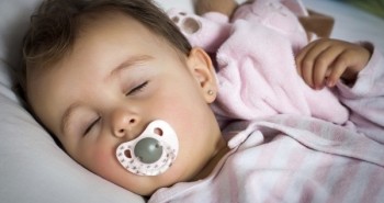Cảnh báo sau vụ: Bé trai 10 tháng người lạnh toát và ra đi trong giấc ngủ vì sai lầm nhiều mẹ mắc phải