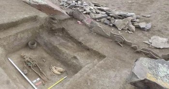 Bùa hộ mệnh bằng xương người được tìm thấy ở nơi chôn cất Tagar ở Siberia cổ đại