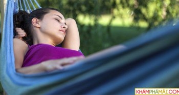 Nghiên cứu: "Đung đưa" giúp người lớn ngủ ngon hơn, cải thiện trí nhớ