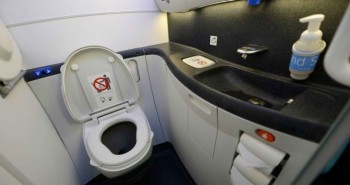 Vào nhà vệ sinh trên máy bay nên đi chân trần hay mang dép: Hóa ra nhiều người trước giờ vẫn làm sai!