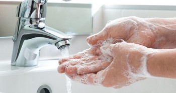 Những lý do bạn phải rửa tay ngay dù bạn vào nhà vệ sinh để đi nặng, đi nhẹ hay chỉ để soi gương thôi