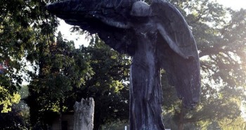 Sự thật khủng khiếp về bức tượng Nữ thần đen chết chóc