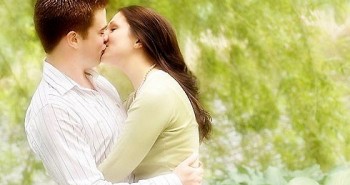 5 lý do đàn ông hôn nên hôn vợ say đắm trước khi đi làm