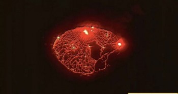 Núi lửa Hawaii đỏ rực nhìn từ vũ trụ