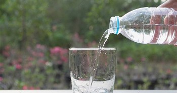 Nghiên cứu của Viện Hàn lâm Khoa học Quốc gia Mỹ: Nước đóng chai chứa hàng trăm nghìn mảnh nhựa