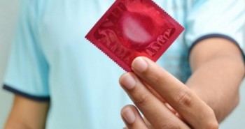 Dùng bao cao su có bị lây bệnh tình dục?