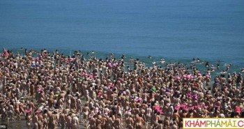 Hơn 2.500 phụ nữ tắm biển khỏa thân lập kỷ lục Guinness