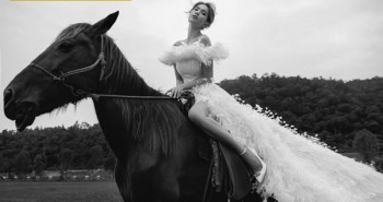 Sao Việt chụp ảnh cùng ngựa: Ngọc Trinh, Hoàng Thùy thần thái, Thủy Tiên lộ rõ vẻ thất thần