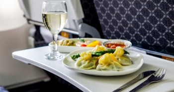 Vì sao phi công không bao giờ dùng suất ăn giống hành khách?