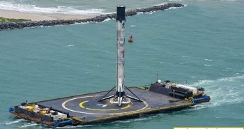 Tên lửa SpaceX cập bờ sau chuyến bay lịch sử