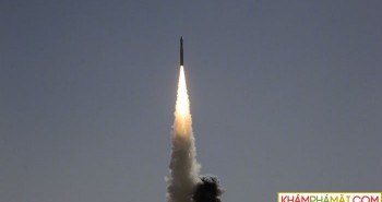 Trung Quốc lần đầu tiên phóng thử tên lửa Trường Chinh từ tàu biển
