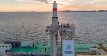 Trung Quốc xây tàu phóng tên lửa trên biển