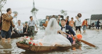 Thích thú ảnh cưới vượt lũ nhưng... vẫn vui của cặp đôi ở Hà Tĩnh
