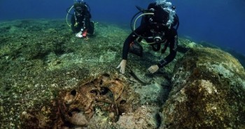 10 con tàu ma bao vây hòn đảo Hy Lạp, xưa nhất 5.000 năm tuổi