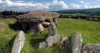 Phát hiện mộ đá liên quan vua Arthur, lâu đời hơn bãi đá cổ Stonehenge